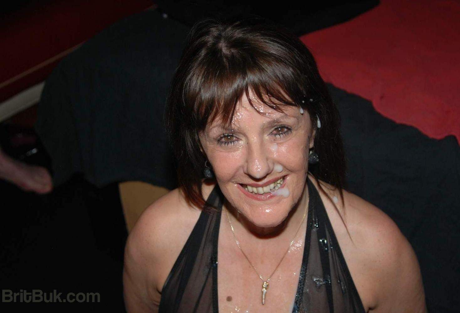 GILF PANDORA SHOWS HER FACIAL CUM MASK SMILING